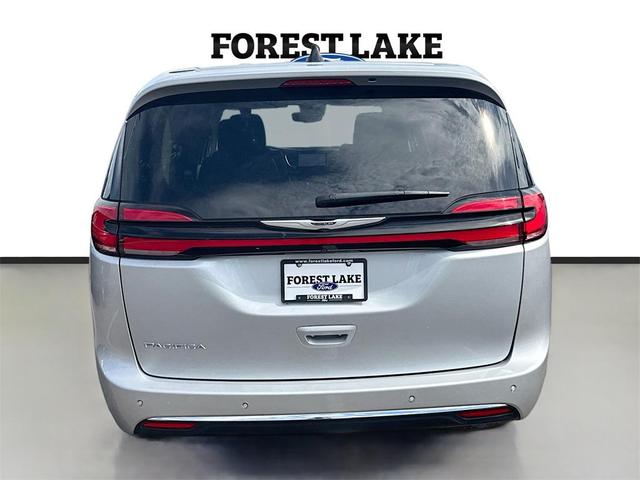 Photo of 2024 Silver Mist Clearcoat Chrysler Pacifica