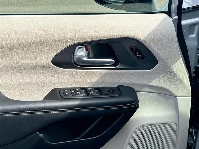 Photo of 2024 Silver Mist Clearcoat Chrysler Pacifica