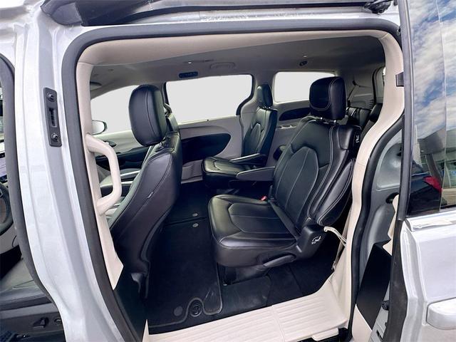Photo of 2024 Silver Mist Clearcoat Chrysler Pacifica