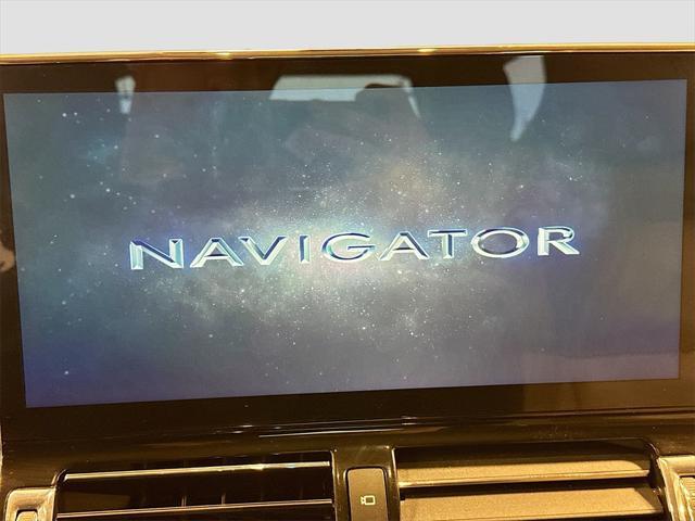 Photo of 2022 White Metallic Lincoln Navigator
