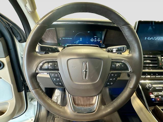 Photo of 2022 White Metallic Lincoln Navigator