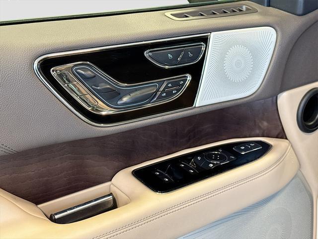 Photo of 2022 White Metallic Lincoln Navigator