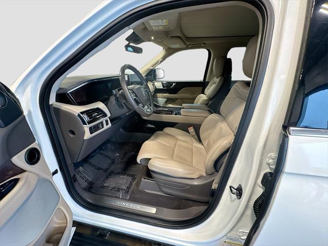 Photo of 2022 White Metallic Lincoln Navigator