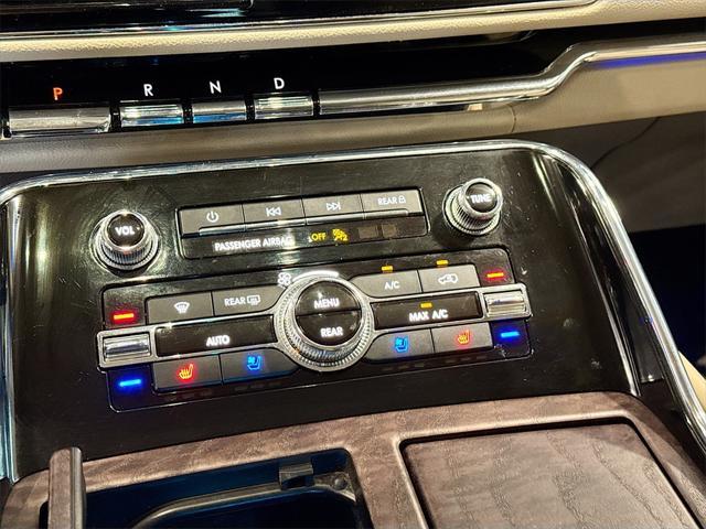 Photo of 2022 White Metallic Lincoln Navigator