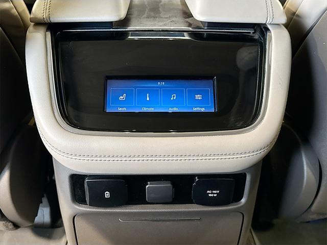 Photo of 2022 White Metallic Lincoln Navigator