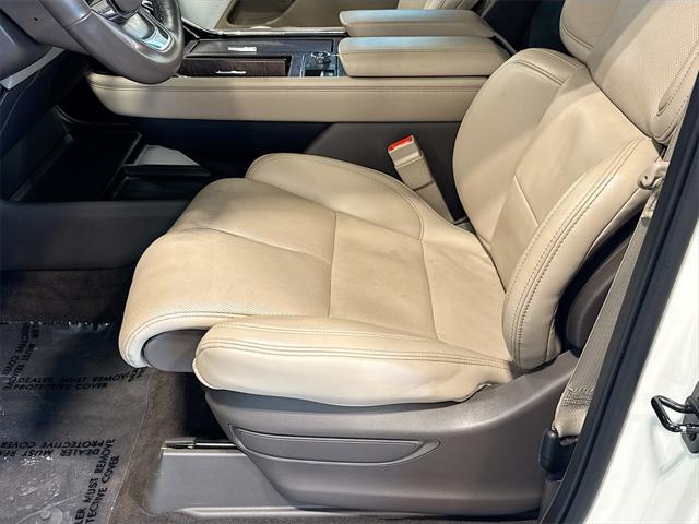 Photo of 2022 White Metallic Lincoln Navigator