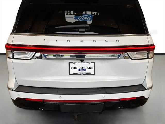 Photo of 2022 White Metallic Lincoln Navigator