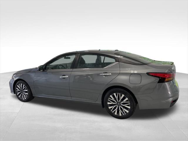 Photo of 2023 Gun Metallic Nissan Altima
