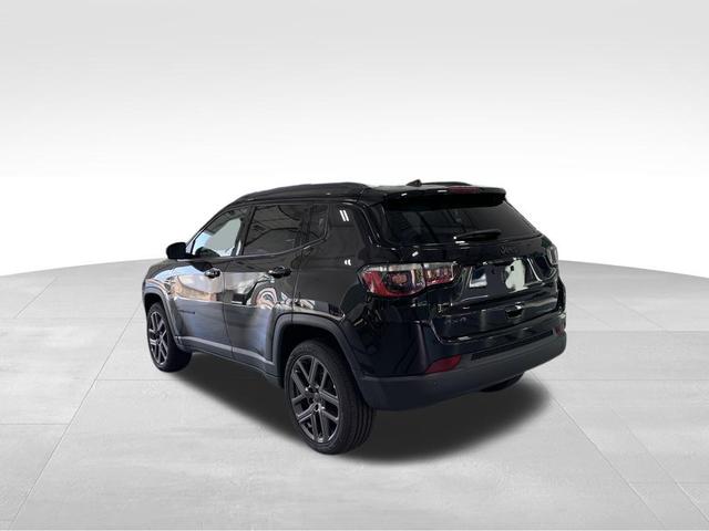 Photo of 2025 Diamond Black Crystal Pearlcoat Jeep Compass