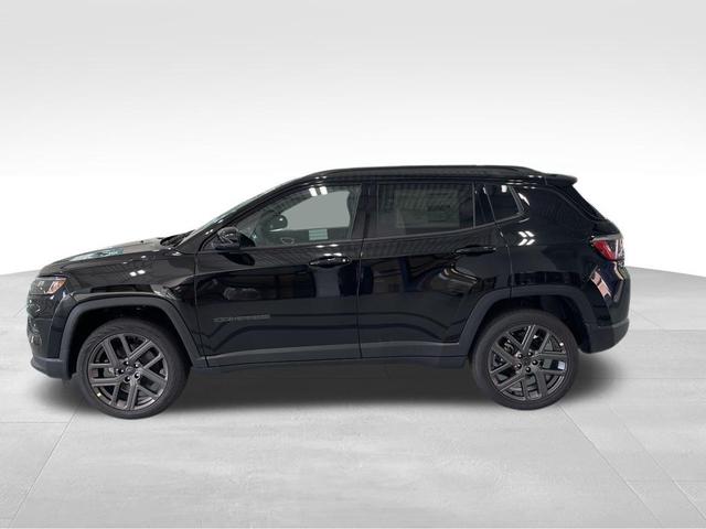 Photo of 2025 Diamond Black Crystal Pearlcoat Jeep Compass