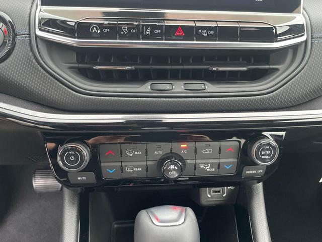 Photo of 2025 Diamond Black Crystal Pearlcoat Jeep Compass