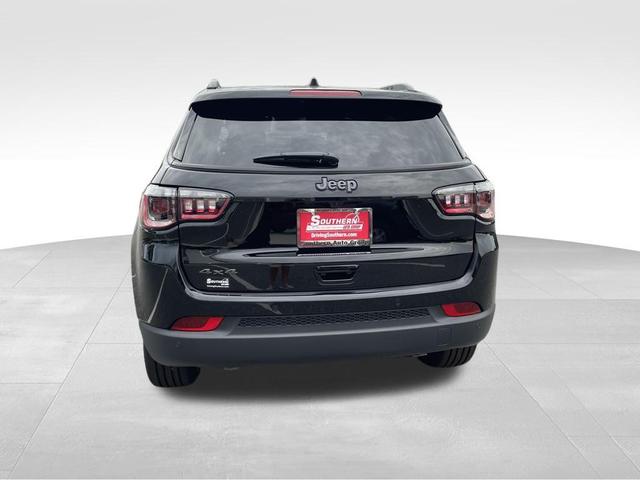 Photo of 2025 Diamond Black Crystal Pearlcoat Jeep Compass