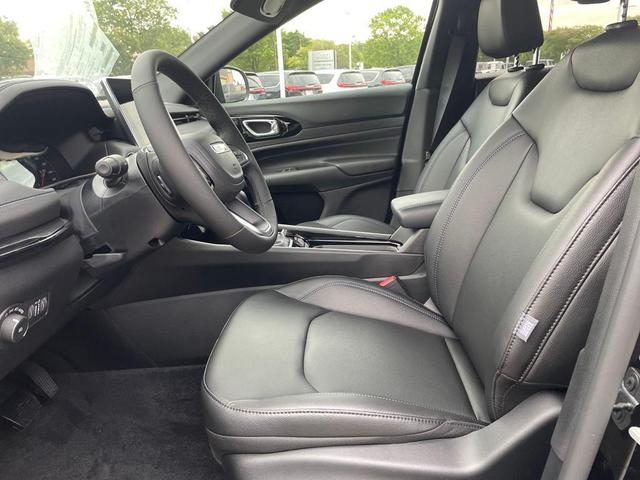 Photo of 2025 Diamond Black Crystal Pearlcoat Jeep Compass