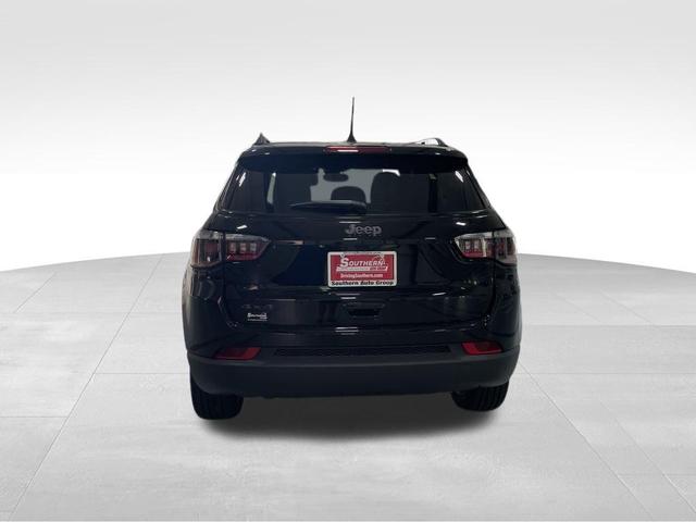 Photo of 2025 Diamond Black Crystal Pearlcoat Jeep Compass