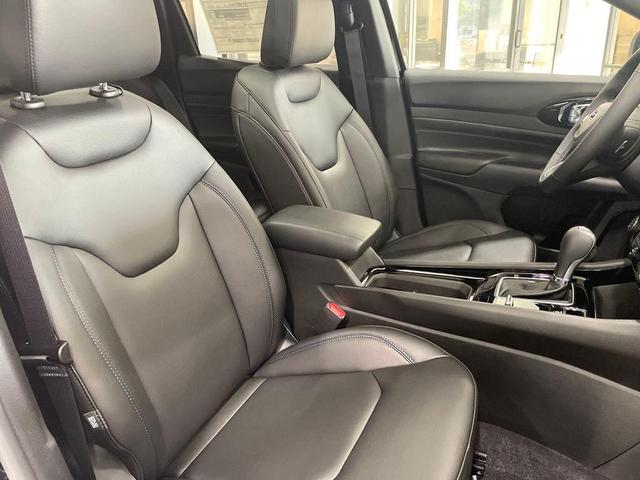 Photo of 2025 Diamond Black Crystal Pearlcoat Jeep Compass