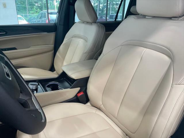 Photo of 2025 Bright White Clearcoat Jeep Grand Cherokee L