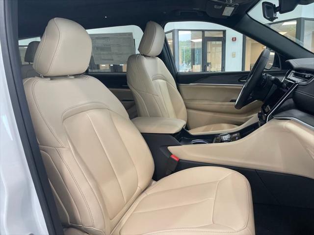 Photo of 2025 Bright White Clearcoat Jeep Grand Cherokee L