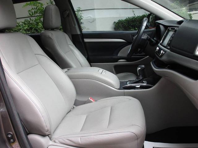 Photo of 2016 Predawn Gray Mica Toyota Highlander