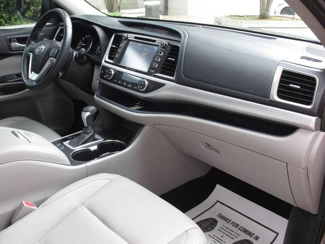 Photo of 2016 Predawn Gray Mica Toyota Highlander