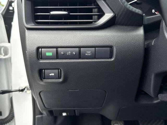 Photo of 2024 Cloud White Nissan Sentra