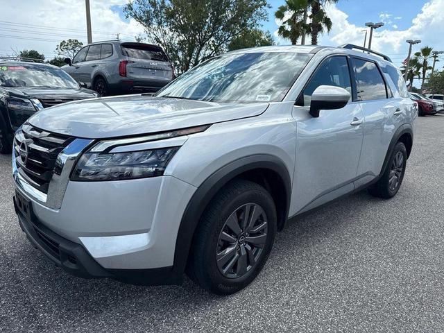 Photo of 2024 Brilliant Silver Metallic Nissan Pathfinder