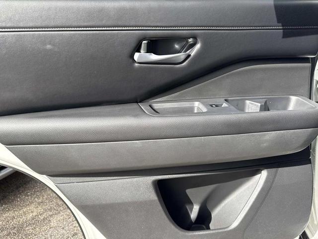 Photo of 2024 White Nissan Pathfinder