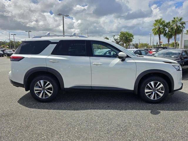 Photo of 2023 White Nissan Pathfinder