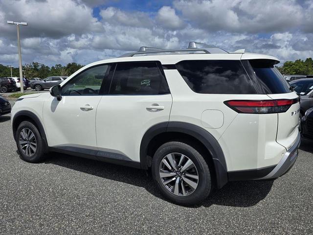 Photo of 2023 White Nissan Pathfinder