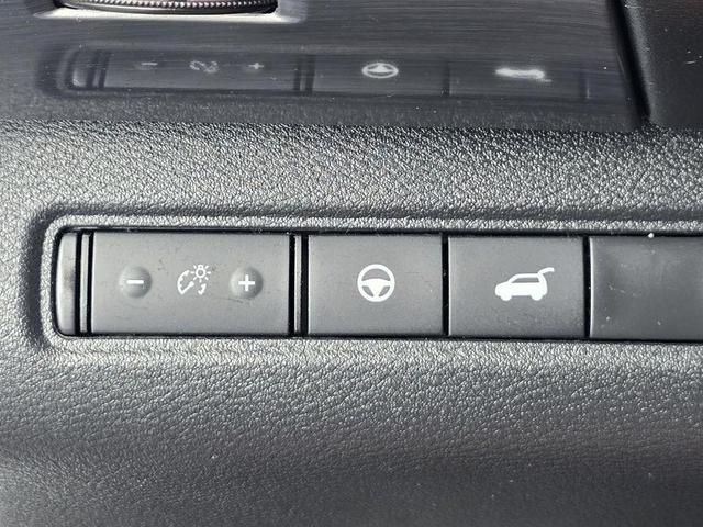 Photo of 2023 White Nissan Pathfinder