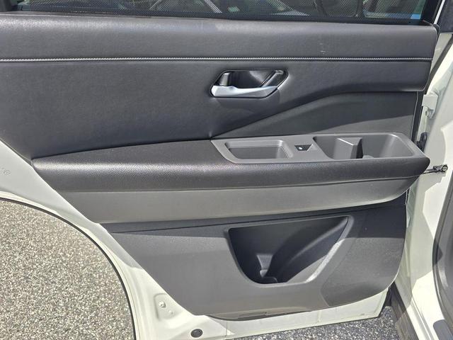 Photo of 2023 White Nissan Pathfinder