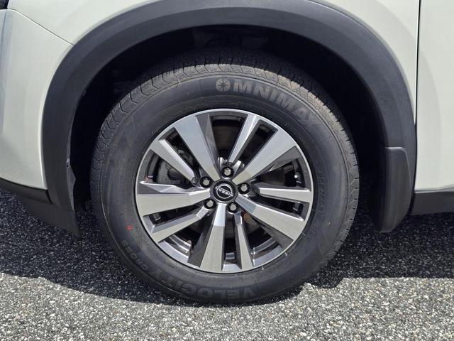Photo of 2023 White Nissan Pathfinder