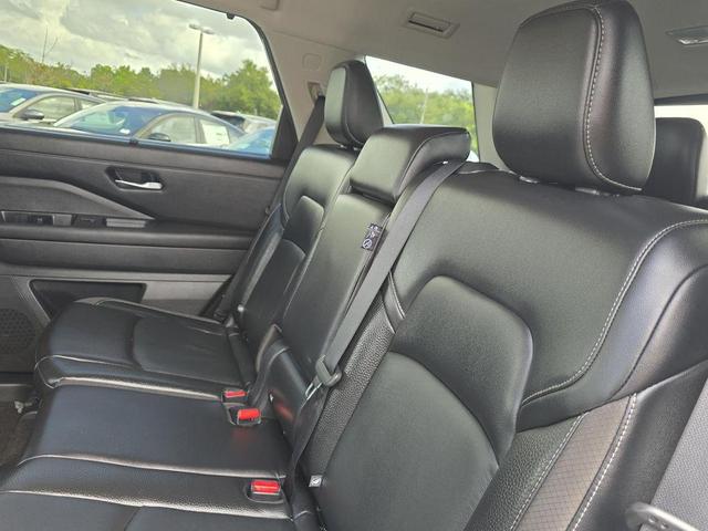 Photo of 2023 White Nissan Pathfinder