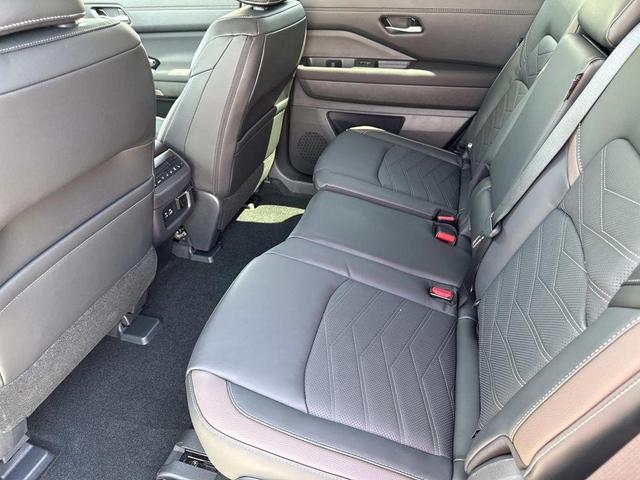 Photo of 2025 Brilliant Silver Metallic Nissan Pathfinder