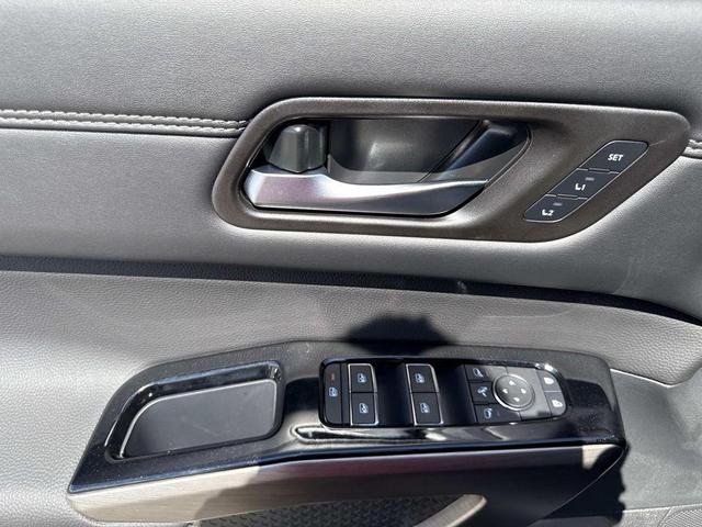 Photo of 2025 Brilliant Silver Metallic Nissan Pathfinder