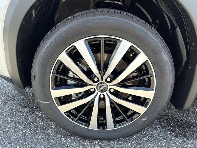 Photo of 2025 Brilliant Silver Metallic Nissan Pathfinder