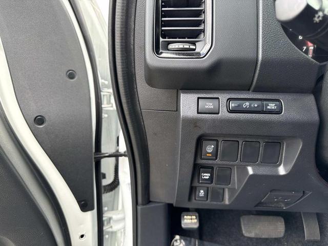 Photo of 2022 Glacier White Nissan Frontier