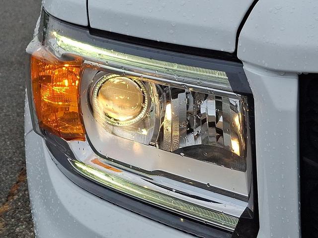 Photo of 2021 Summit White - GAZ GMC Canyon