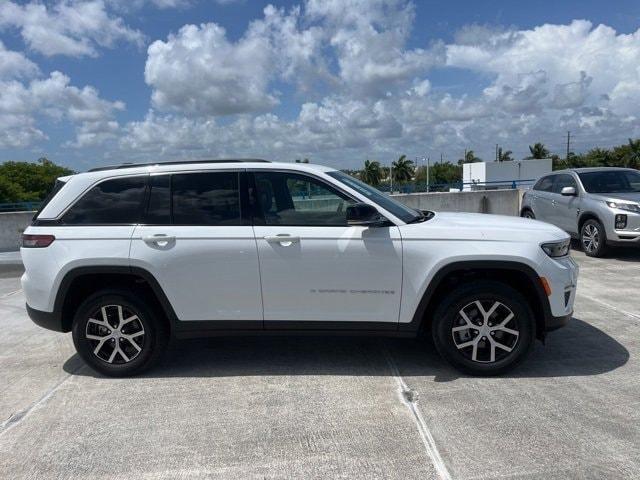 Photo of 2024 Bright White Jeep Grand Cherokee