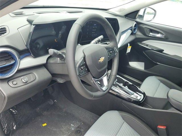Photo of 2025 Summit White Chevrolet Trax