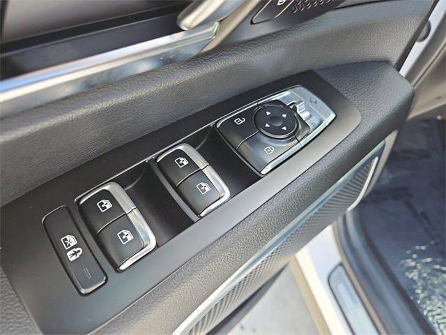 Photo of 2023 Glacier White Kia Telluride