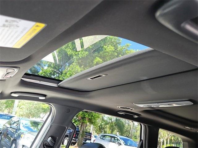 Photo of 2023 Glacier White Kia Telluride