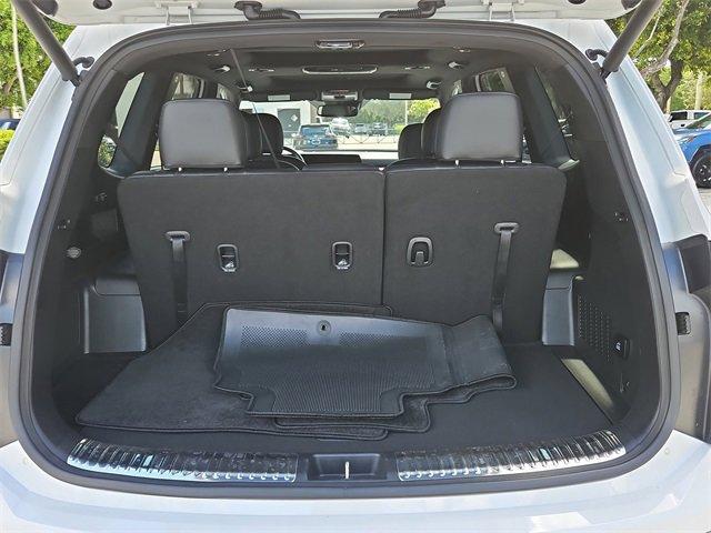 Photo of 2023 Glacier White Kia Telluride