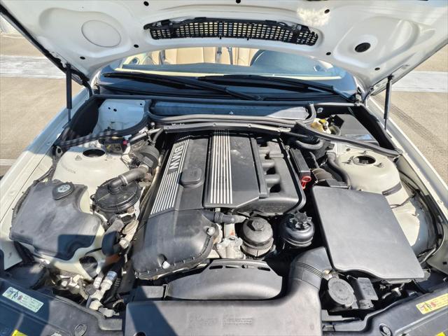 Photo of 2004 Alpine White BMW 330