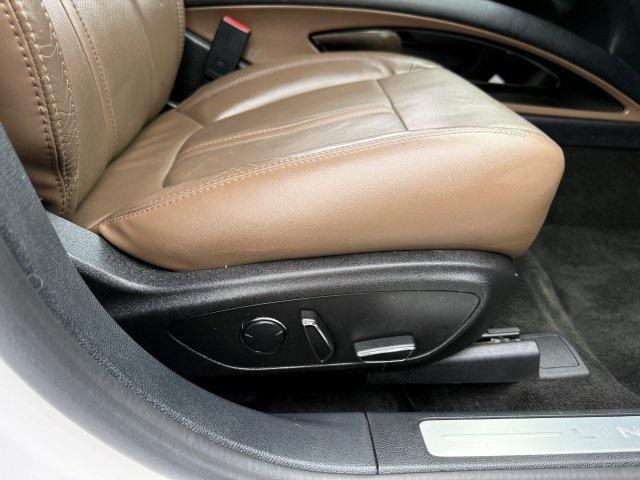 Photo of 2016 White Platinum Clearcoat Metallic Lincoln MKZ Hybrid
