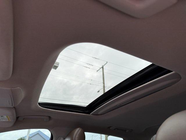 Photo of 2016 White Platinum Clearcoat Metallic Lincoln MKZ Hybrid