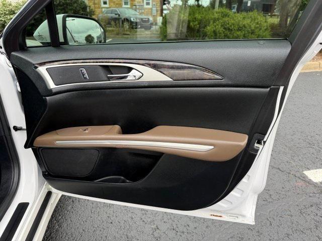 Photo of 2016 White Platinum Clearcoat Metallic Lincoln MKZ Hybrid