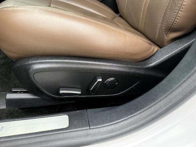Photo of 2016 White Platinum Clearcoat Metallic Lincoln MKZ Hybrid