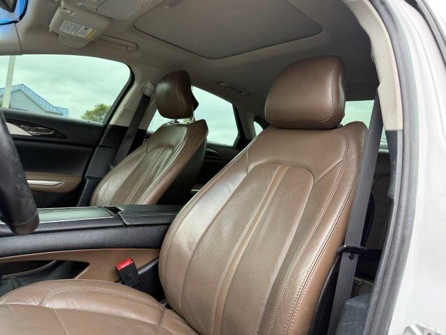 Photo of 2016 White Platinum Clearcoat Metallic Lincoln MKZ Hybrid