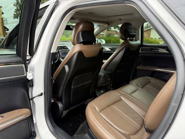 Photo of 2016 White Platinum Clearcoat Metallic Lincoln MKZ Hybrid