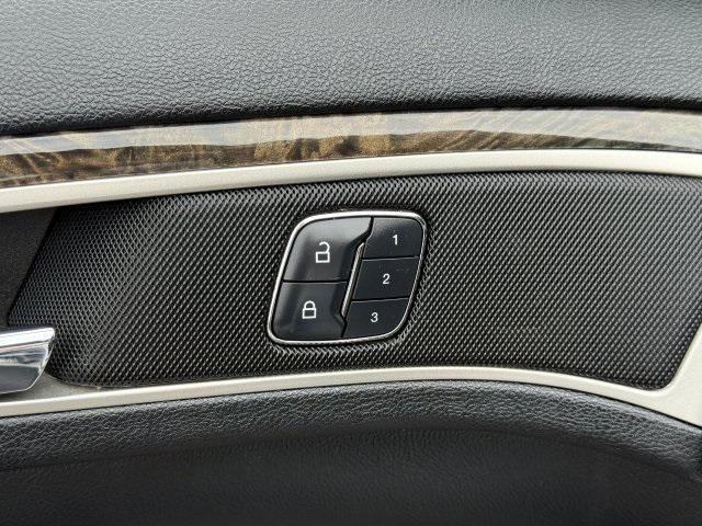 Photo of 2016 White Platinum Clearcoat Metallic Lincoln MKZ Hybrid